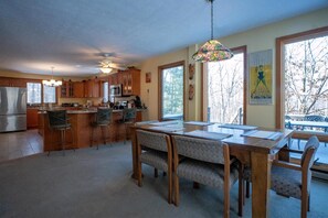 Kjøleskap, ovn, kokeplater og oppvaskmaskin