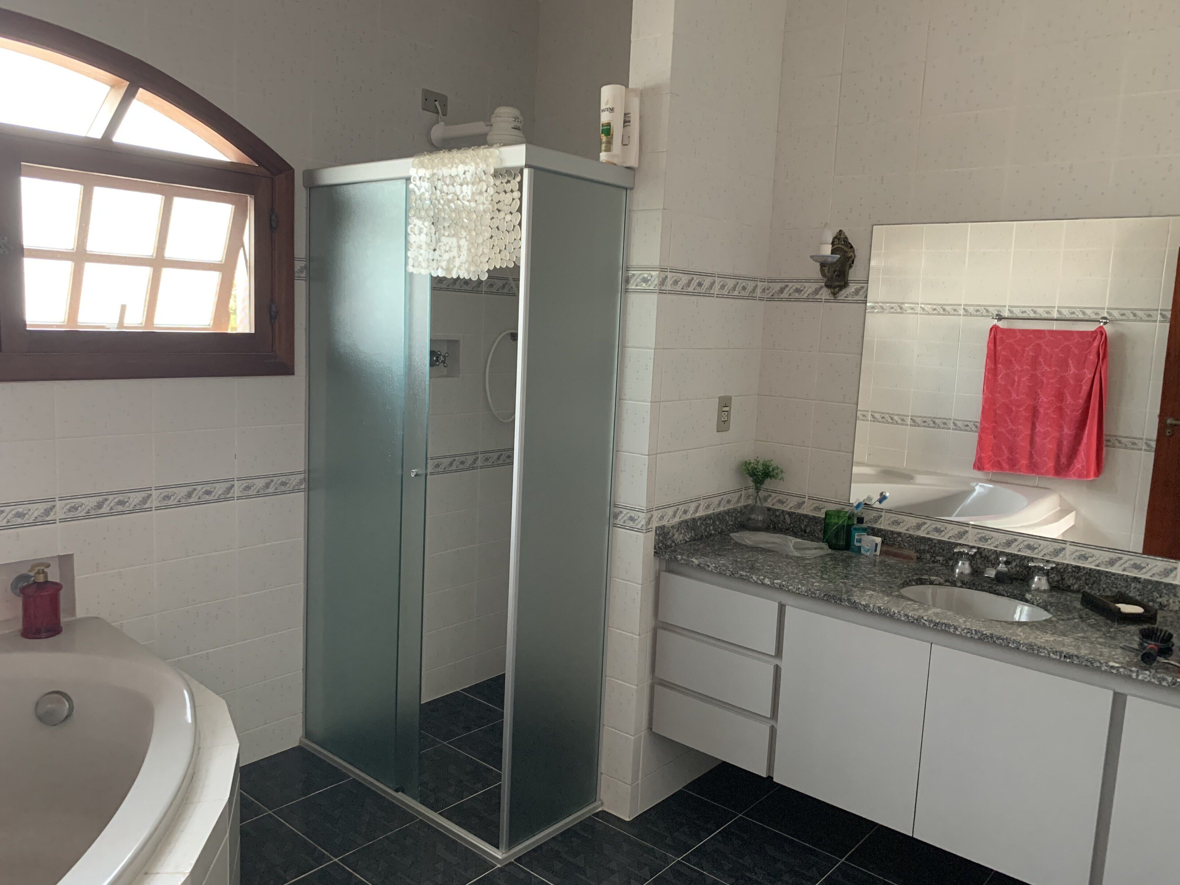 Bathtub, bidet