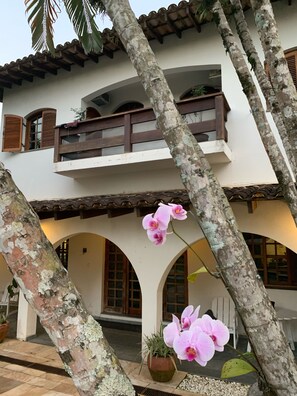 Exterior detail - WONDERFUL RIVIERA HOUSE MODULE 21 - 5 SPLIT SUITES 2 SWIMMING POOLS 350 MTS FROM THE BEACH (Bertioga)