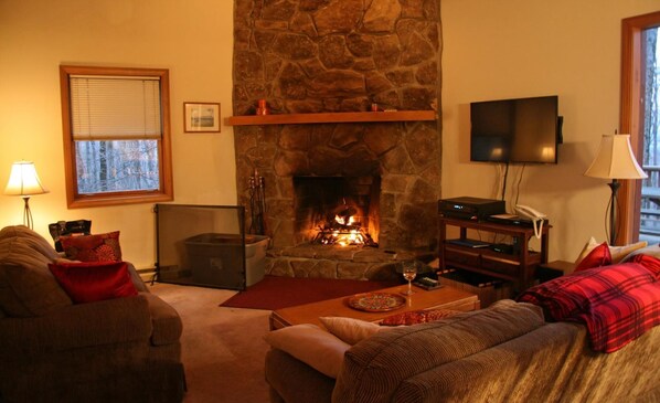 TV, fireplace, DVD player - Ardmorar - 785 Ridge Road
Ardmorar - Secluded Wooded Lot, Hot Tub, Lake Access (Davis)