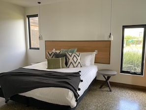 2 habitaciones, tabla de planchar con plancha, internet y ropa de cama