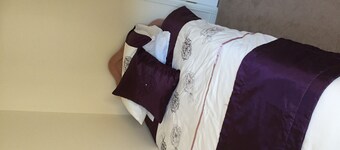 3 BEDROOM KINGSEAT HOUSE, GARDEN, PARKING AND FAST FIBRE WIFI 