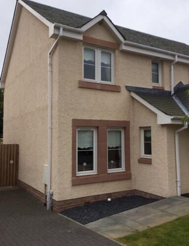 3 BEDROOM KINGSEAT HOUSE, GARDEN, PARKING AND FAST FIBRE WIFI 