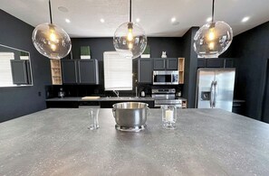 Fridge, microwave, oven, dishwasher - DisneyEstate by AmericanVacationLiving 11BR (Davenport)