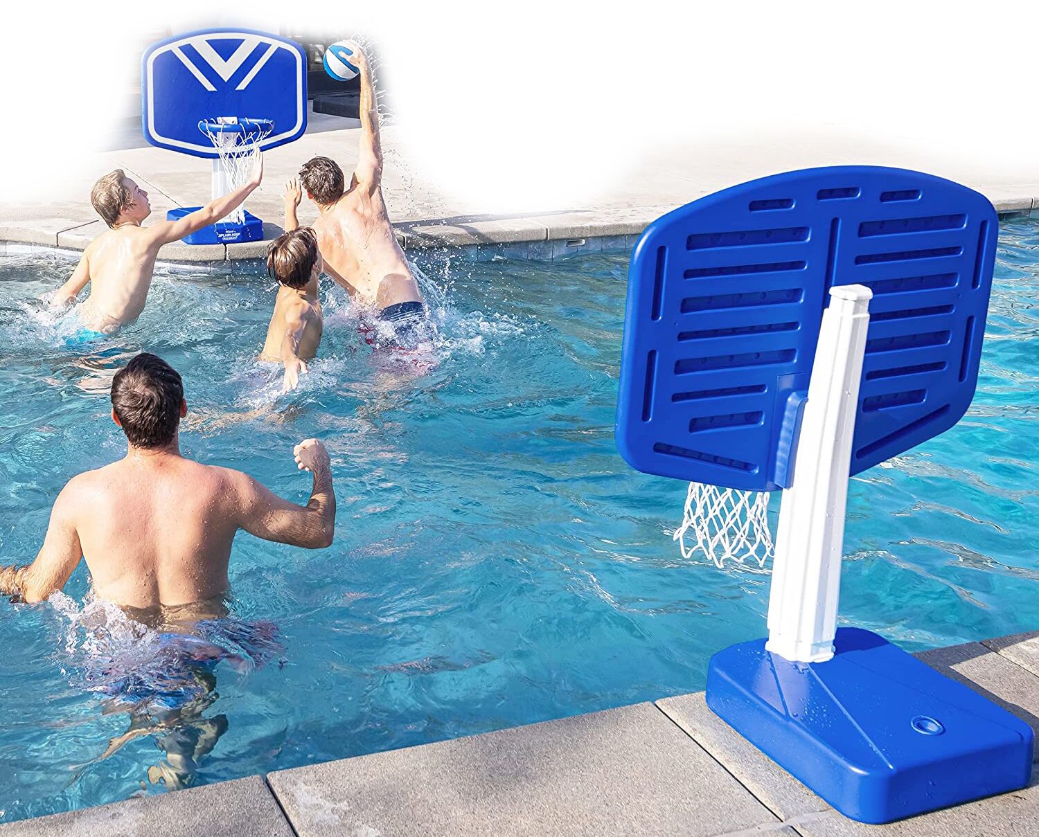 Une piscine équipée d’un panier de basketball et d’une fontaine.