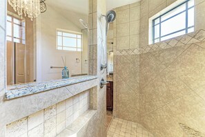 Dusche, Haartrockner, Handtücher, Seife