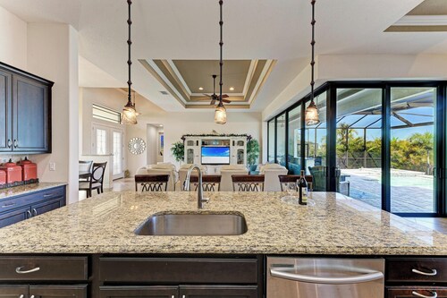 WATERFRONT LUXURY PRIVATE HEATED POOL&SPA/MIN TO BEACH/DOCK&LIFT/GULF ACCESS