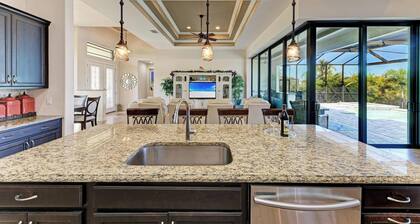 WATERFRONT LUXURY PRIVATE HEATED POOL&SPA/MIN TO BEACH/DOCK&LIFT/GULF ACCESS