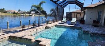 WATERFRONT LUXURY PRIVATE HEATED POOL&SPA/MIN TO BEACH/DOCK&LIFT/GULF ACCESS