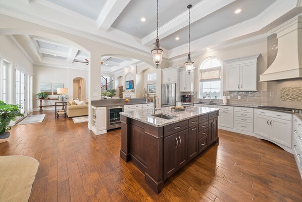 ثلاجة، ميكروويف، فرن، موقد طهي مسطح