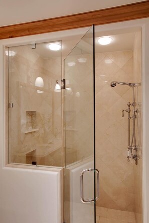 Hårføner, håndklær, såpe og sjampo