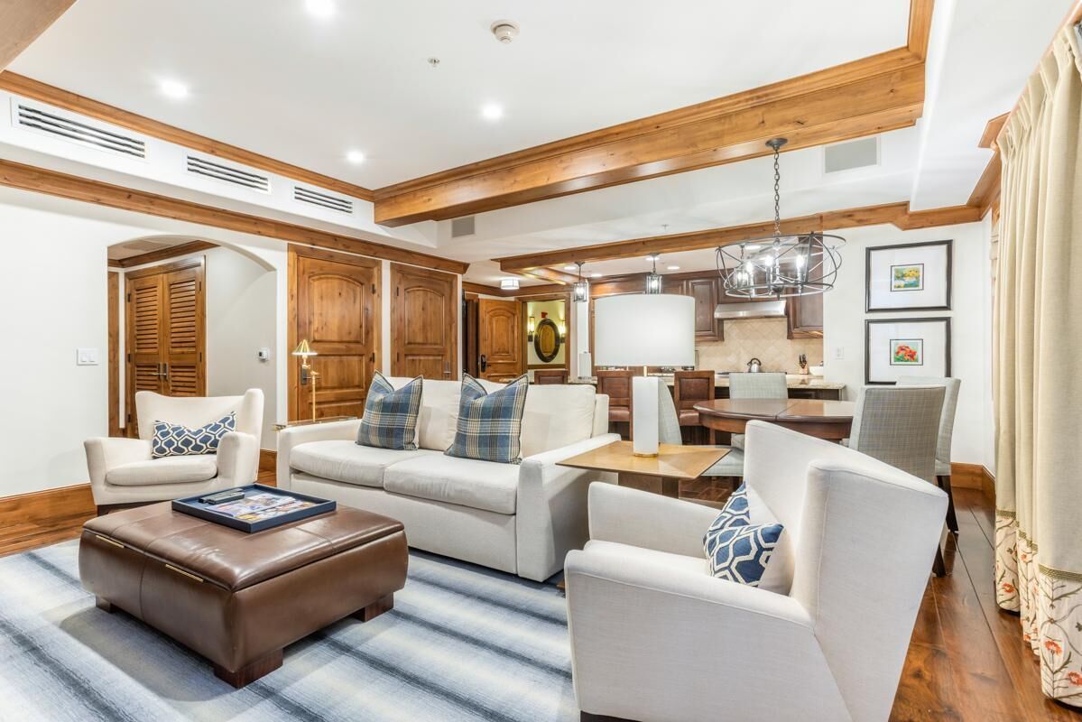 Televisión, chimenea y libros 