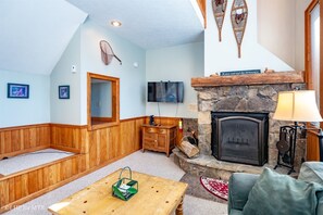 Fernseher, Kamin, DVD-Player, Stereoanlage