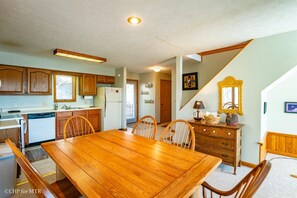 Dining - Brookside - 162 Northpoint Way<br><br>Brookside - Hot Tub, Pet Friendly, Short Drive to Two Ski Resorts & Two State Parks (Davis)