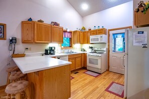 Kjøleskap, ovn, kokeplater og oppvaskmaskin