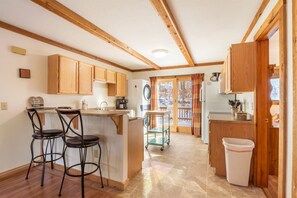 Fridge, oven, stovetop, dishwasher - White Deer - 134 Cabin Mountain Road

White Deer - Lake Access, Hot Tub, Pet Friendly, Keurig (Davis)