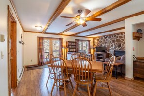 Fireplace, DVD player - White Deer - 134 Cabin Mountain Road

White Deer - Lake Access, Hot Tub, Pet Friendly, Keurig (Davis)