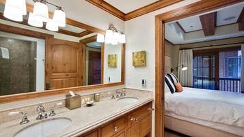 Séchoir à cheveux, serviettes fournies