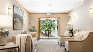 A reception area with a sofa, a table with a lamp, and a painting on the wall. - Riva Ridge Premium 745 | 2BR Vail Village (Vail)