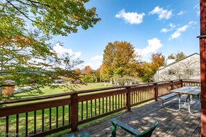 Outdoor dining - Almost Aspen - 39 Trails End Court<br><br>Almost Aspen - Hot Tub, Pool Table, Gas Fireplace, Garage (Davis)