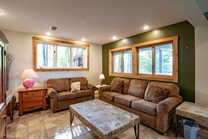 テレビ、暖炉、DVD プレーヤー