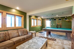 TV, fireplace, DVD player - Almost Aspen - 39 Trails End Court<br><br>Almost Aspen - Hot Tub, Pool Table, Gas Fireplace, Garage (Davis)