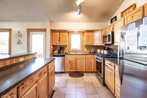Fridge, microwave, oven, stovetop - Almost Aspen - 39 Trails End Court<br><br>Almost Aspen - Hot Tub, Pool Table, Gas Fireplace, Garage (Davis)