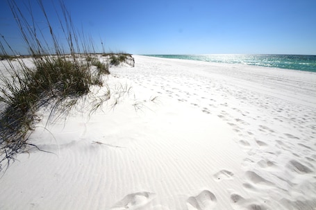 Beach nearby. ☀️🌊Private Pool, Golf Cart, No Additional Fees!