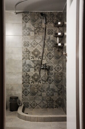 Douche, serviettes fournies, savon, shampooing