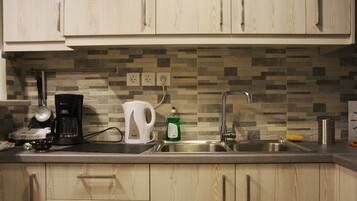 Fridge, oven, dishwasher, coffee/tea maker