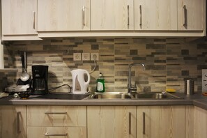 Kühlschrank, Ofen, Geschirrspüler, Wasserkocher mit Kaffee-/Teezubehör