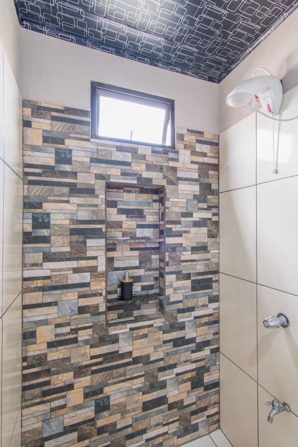 Family Apartment, 2 Bedrooms (Casa Monarca) | Bathroom | Shower, rainfall showerhead, hair dryer, towels - Casa Monarca (Monteverde)