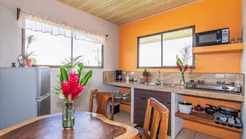 Căn hộ dành cho gia đình, 2 phòng ngủ (Casa Monarca) | Bếp riêng | Tủ lạnh, lò vi sóng, bếp nấu, dụng cụ pha cà phê/trà