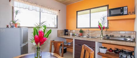 Appartement Familial, 2 chambres (Casa Monarca) | Cuisine privée | Réfrigérateur, micro-ondes, plaque de cuisson, cafetière/bouilloire