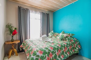 Muebles diferentes, wifi gratis y ropa de cama