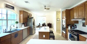 Køleskab, mikrobølgeovn, ovn, kogeplade