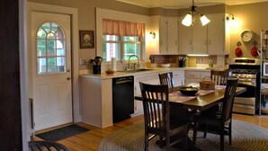 House, Multiple Beds, Non Smoking | Private kitchen | Coffee/tea maker, full-size fridge, oven, stovetop - Apple Villa Cooperstown (Cooperstown)