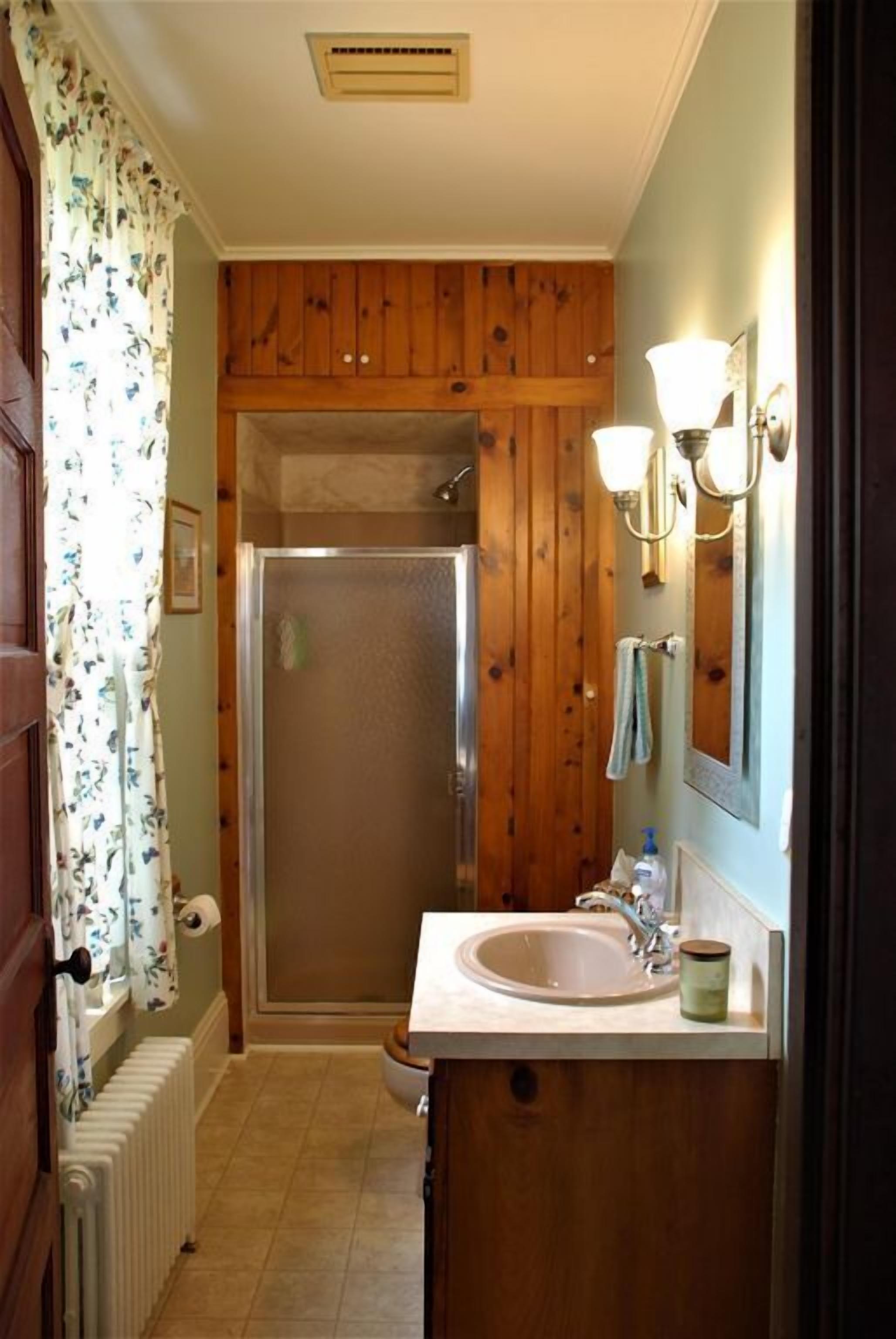 House, Multiple Beds, Non Smoking | Bathroom | Shower, hair dryer, towels