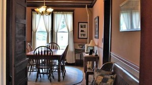 Family dining - Apple Villa Cooperstown (Cooperstown)