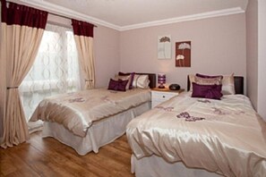 3 quartos, ferros/tábuas de passar roupa, Wi-Fi, despertadores