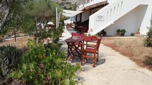 Un bâtiment blanc sur lequel on peut lire l’inscription : « Panormitis Biochouses ».