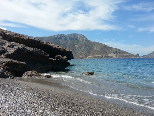 Apartment next to the sea and under climbing sectors. Quiet place excellent view