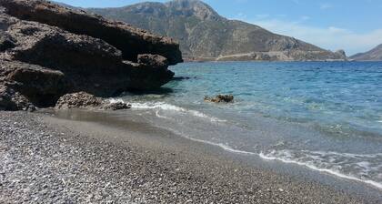 Apartment next to the sea and under climbing sectors. Quiet place excellent view