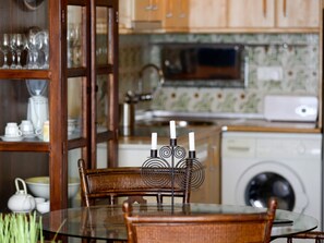 Kühlschrank, Mikrowelle, Ofen, Wasserkocher mit Kaffee-/Teezubehör