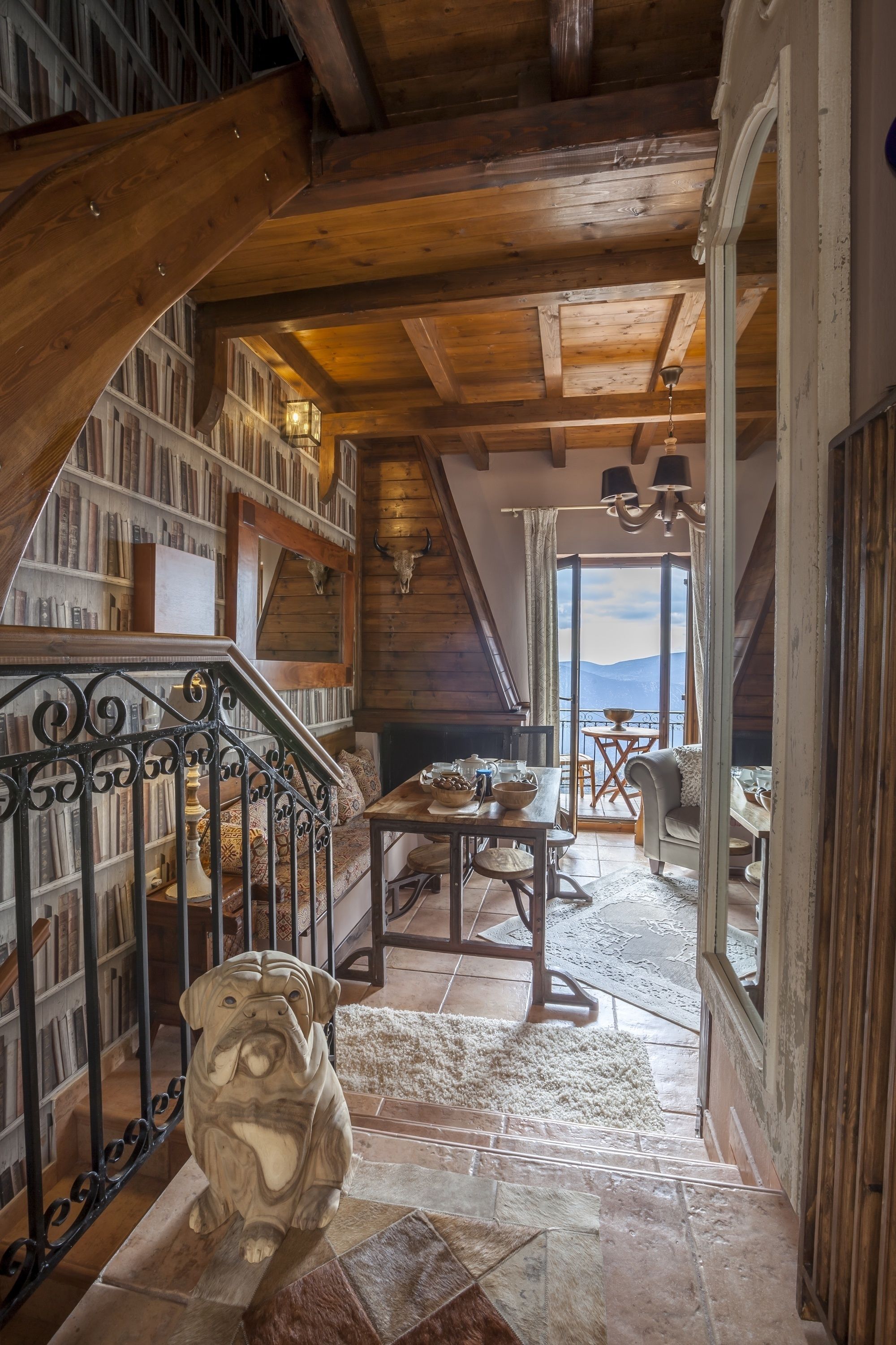 Deluxe-Chalet | Wohnbereich | 43-Zoll-Smart-TV mit Kabelempfang, Kamin, Netflix