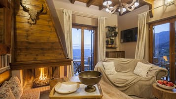 Chalet Deluxe | Coin séjour | TV connectée de 43 pouces avec chaînes par câble, cheminée, Netflix
