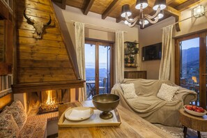 Deluxe Chalet | Living area | 43-inch Smart TV with cable channels, fireplace, Netflix - Rock Dandy Deluxe Chalet | Fireplace & Sauna (Distomo-Arachova-Antikyra)