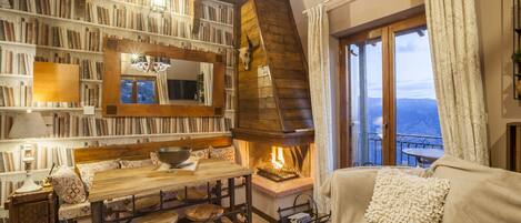 Chalet Deluxe | Área de sala de estar | Smart TV de 43 pulgadas con canales por cable, chimenea y Netflix