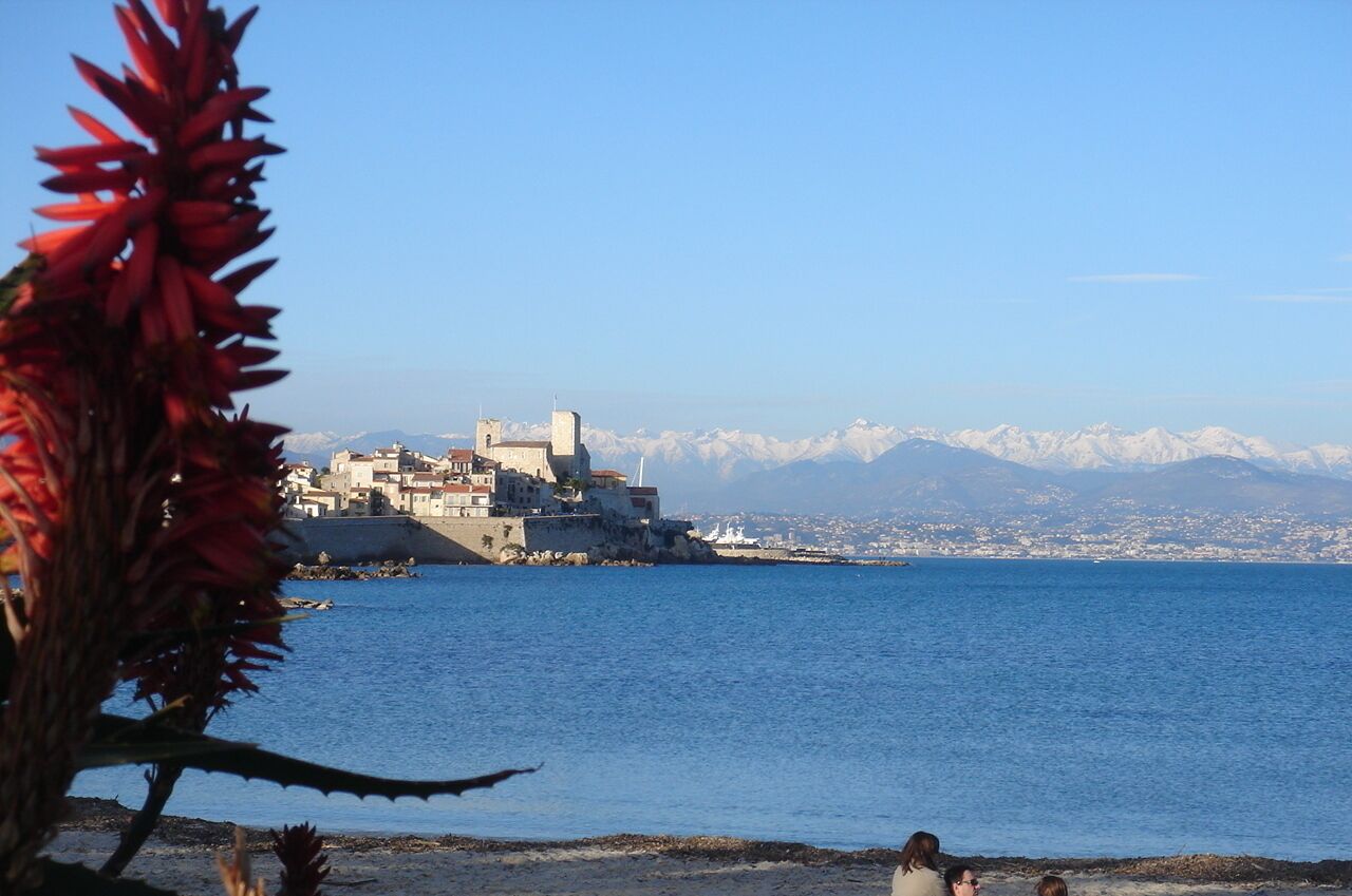 Beach nearby, sun loungers
