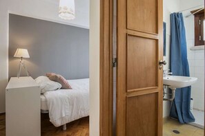 6 bedrooms, iron/ironing board, WiFi, bed sheets
